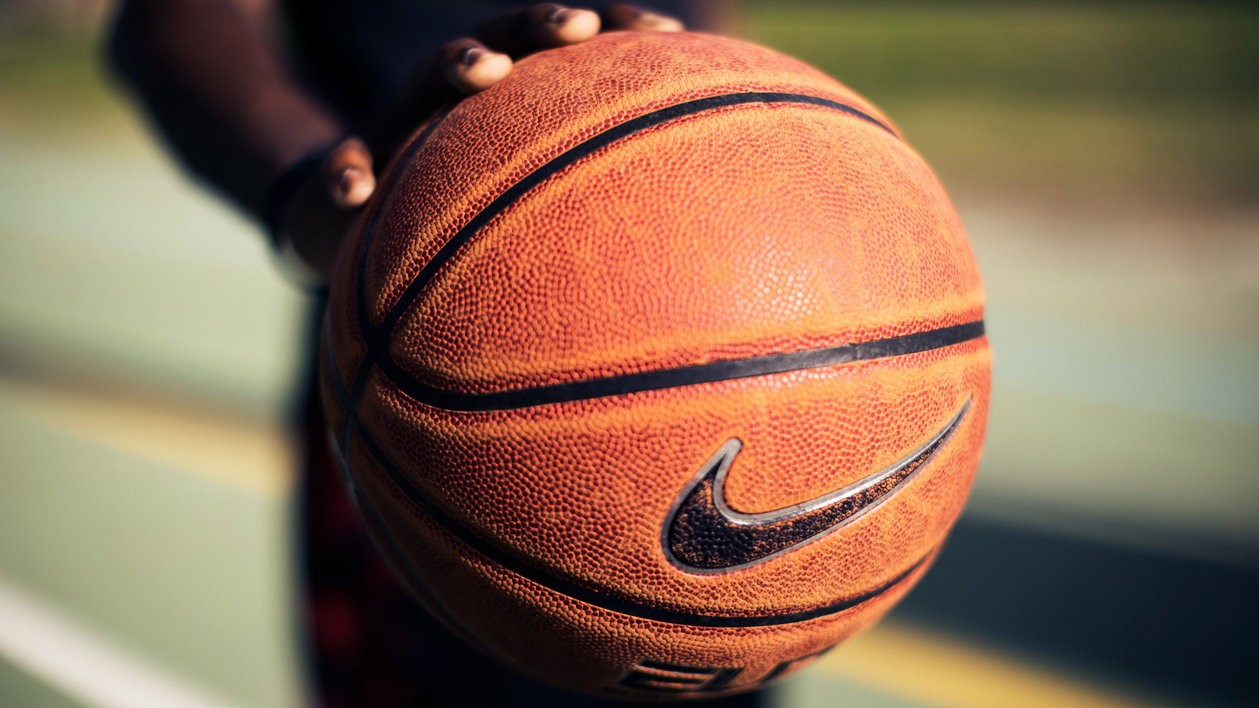 乐鱼棋牌-泰山全队围拢为倒地对手祈祷,足球超越胜负的动人时刻